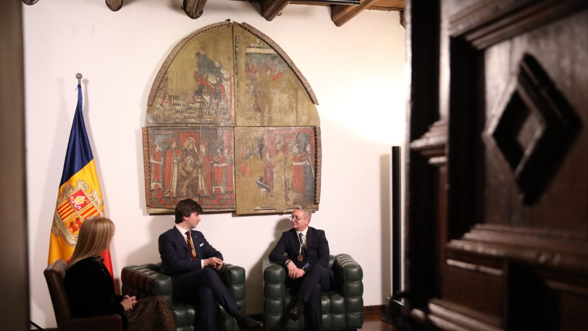 Els síndics generals amb el representant del Copríncep francès, a Casa de la Vall.