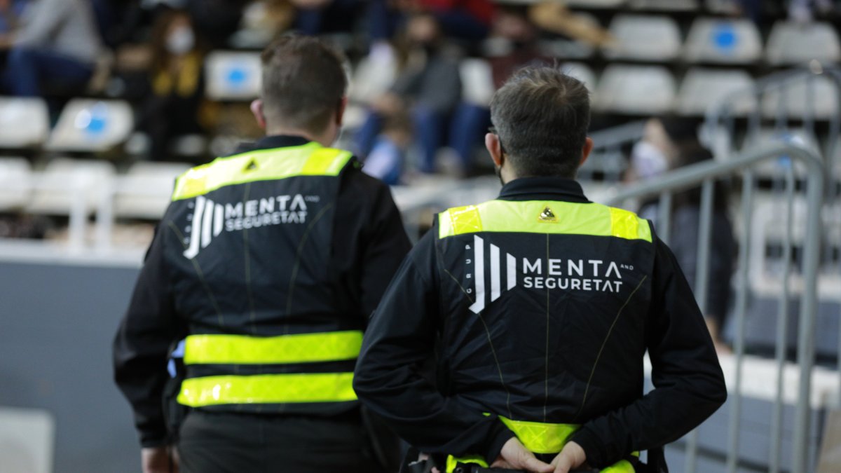 Dos vigilants de Menta Grup en un partit de futbol.