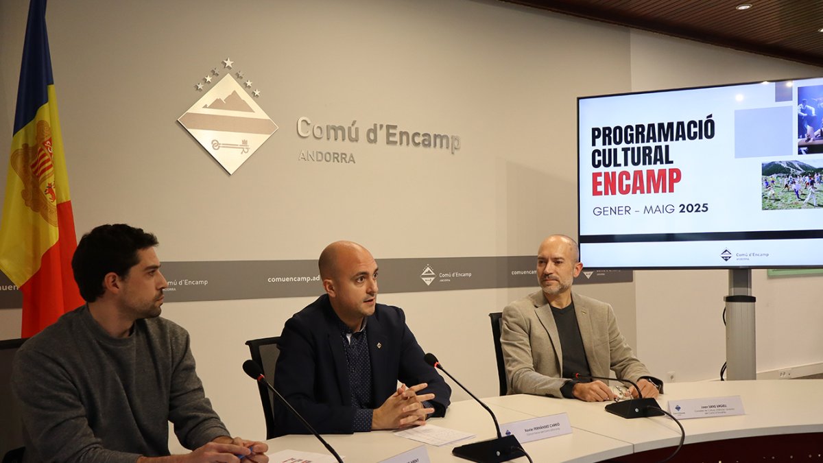 El tècnic de cultura del comú d'Encamp, Àlvaro Rodríguez, el cònsol menor, Xavier Fernández, i el conseller de Cultura, Infància i Joventut, Joan Sans, durant la presentació.
