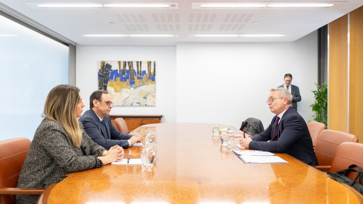 El representant del Copríncep francès, Patrice Foure amb els representants del grup parlamentari Demòcrata