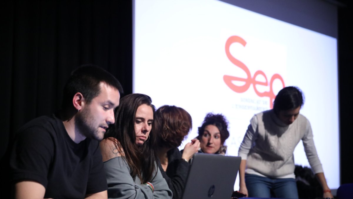 Els representants del Sindicat de l’Ensenyament Públic en l’assemblea d’ahir.