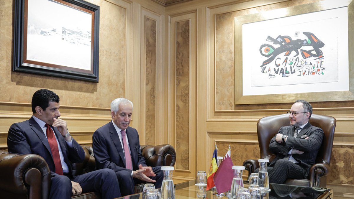 Les autoritats de Qatar i el cap de Govern, ahir.