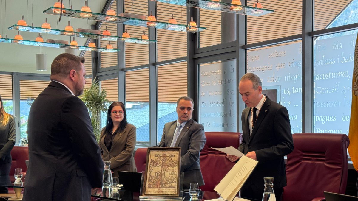 Robert Lizarte jurant el càrrec a la sessió de consell de comú.