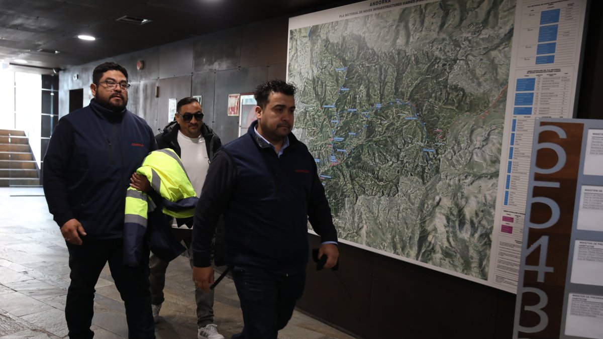 Tres treballadors de la companyia a l’acte d’arbitratge