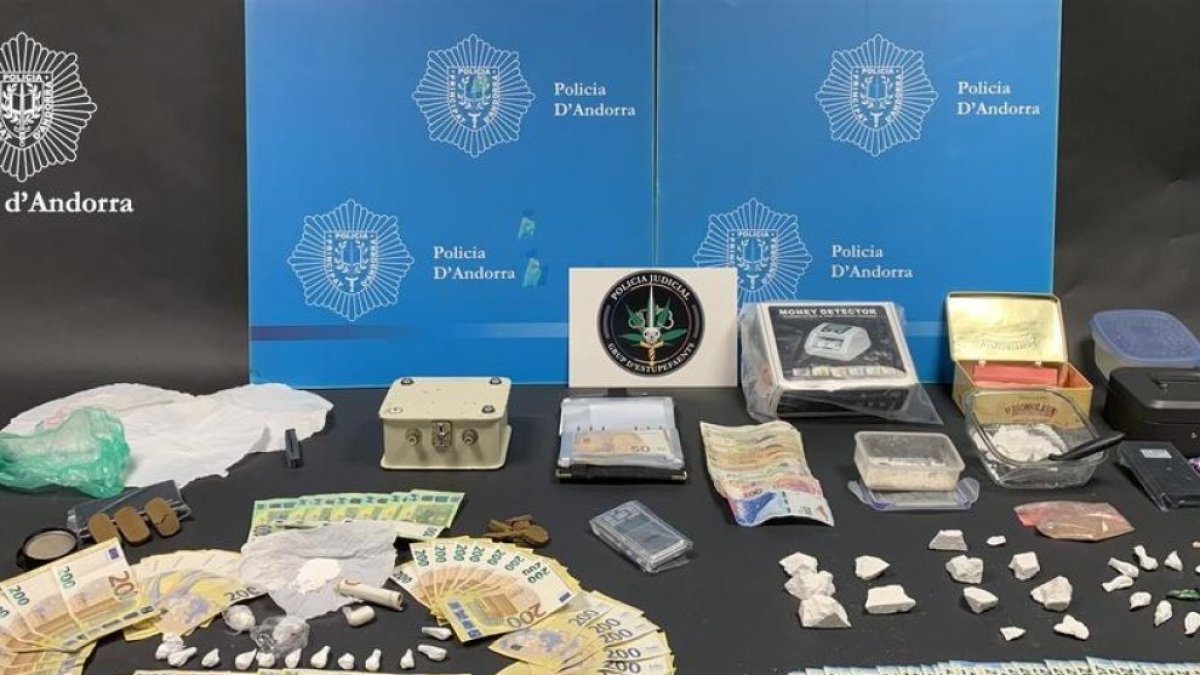 Droga, diners i material intervingut durant l’‘operació Big Bang’.
