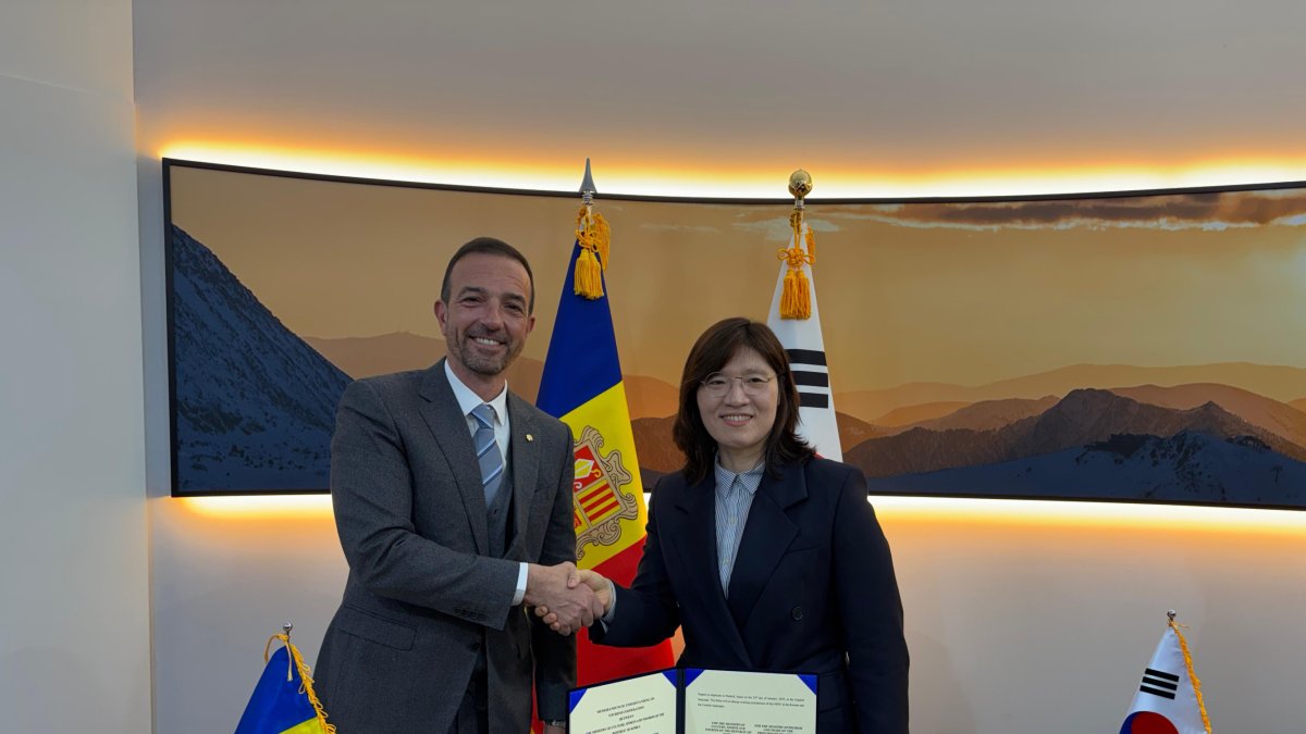 El ministre de Turisme i Comerç, Jordi Torres, i la segona viceministra de Cultura, Esports i Turisme de la República de Corea, Jang Mi-ran, en la signatura del memoràndum