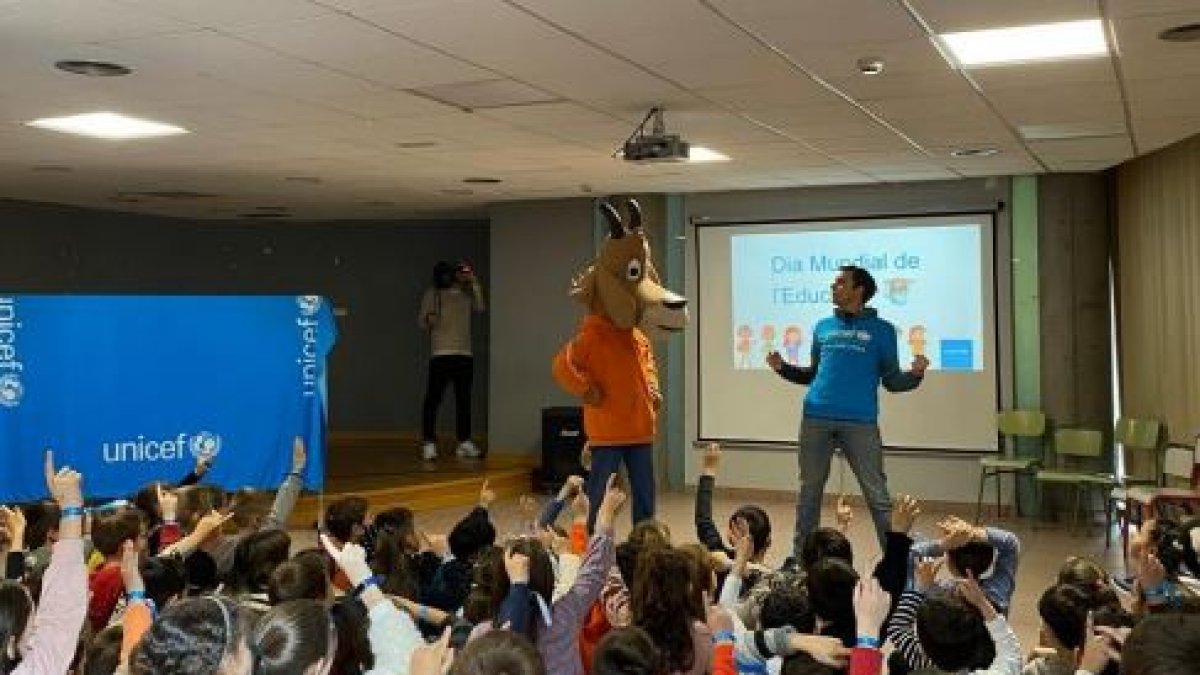 Els infants de l'Escola Andorrana durant l'activitat amb Unicef