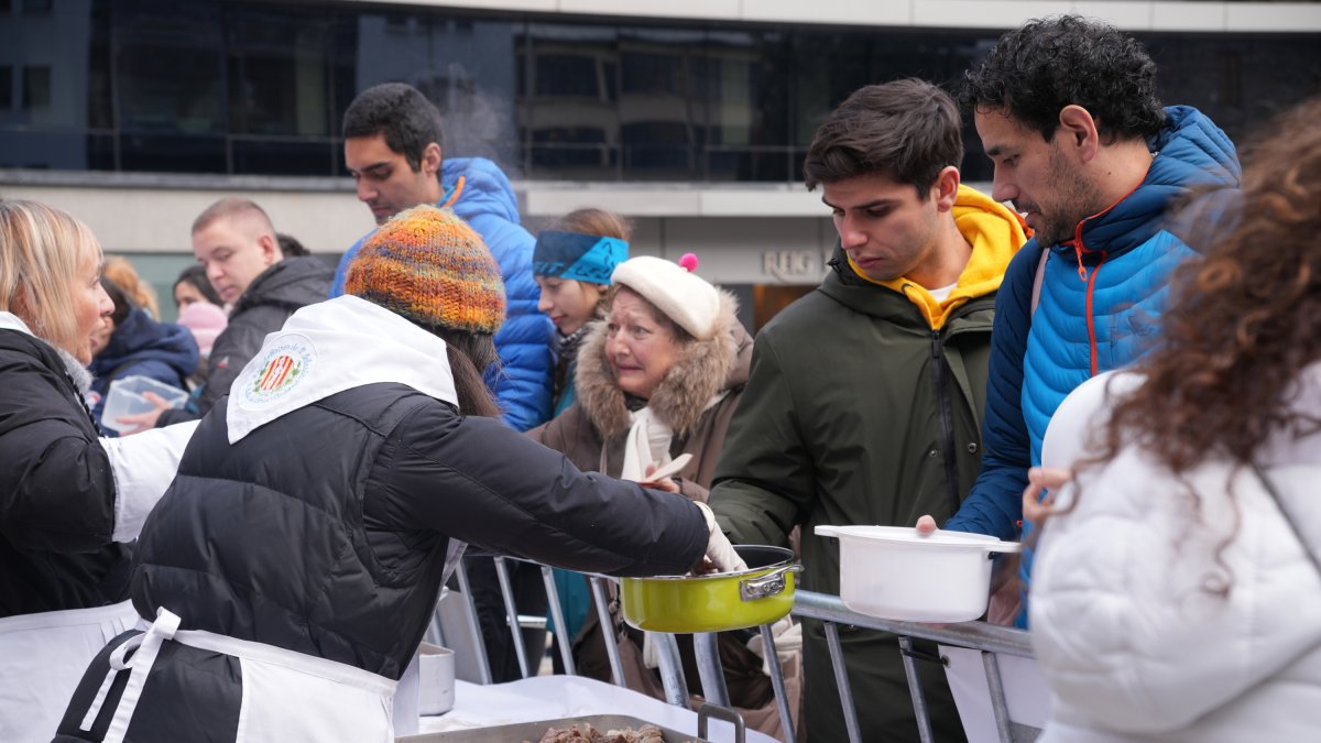Els veïns de Sant Julià recollint l'escudella