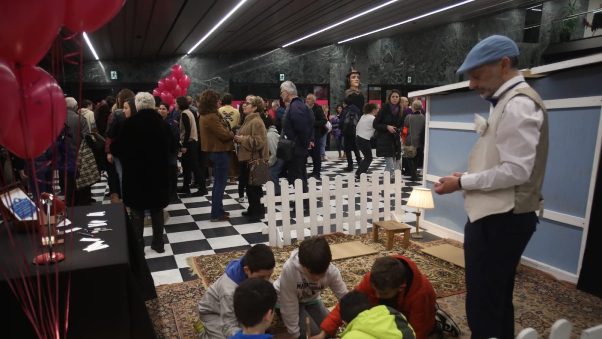 Nens jugant durant l'acte de reobertura