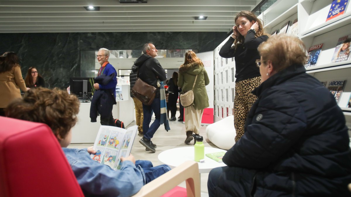 La biblioteca ha reobert amb novetats, com ara cabines silencioses per a l’estudi.