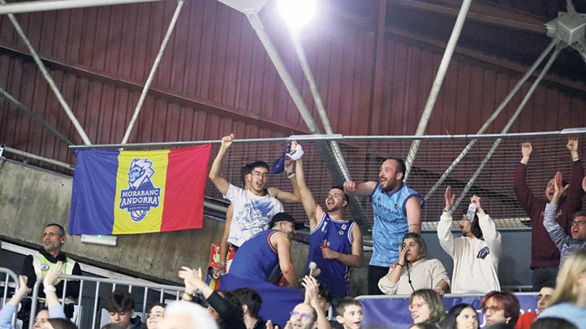 Un centenar de seguidors se'n van a Saragossa.