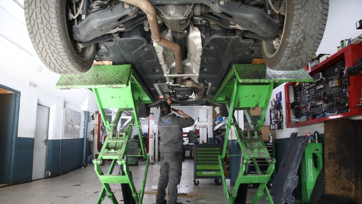 Un taller de reparació de vehicles a motor.