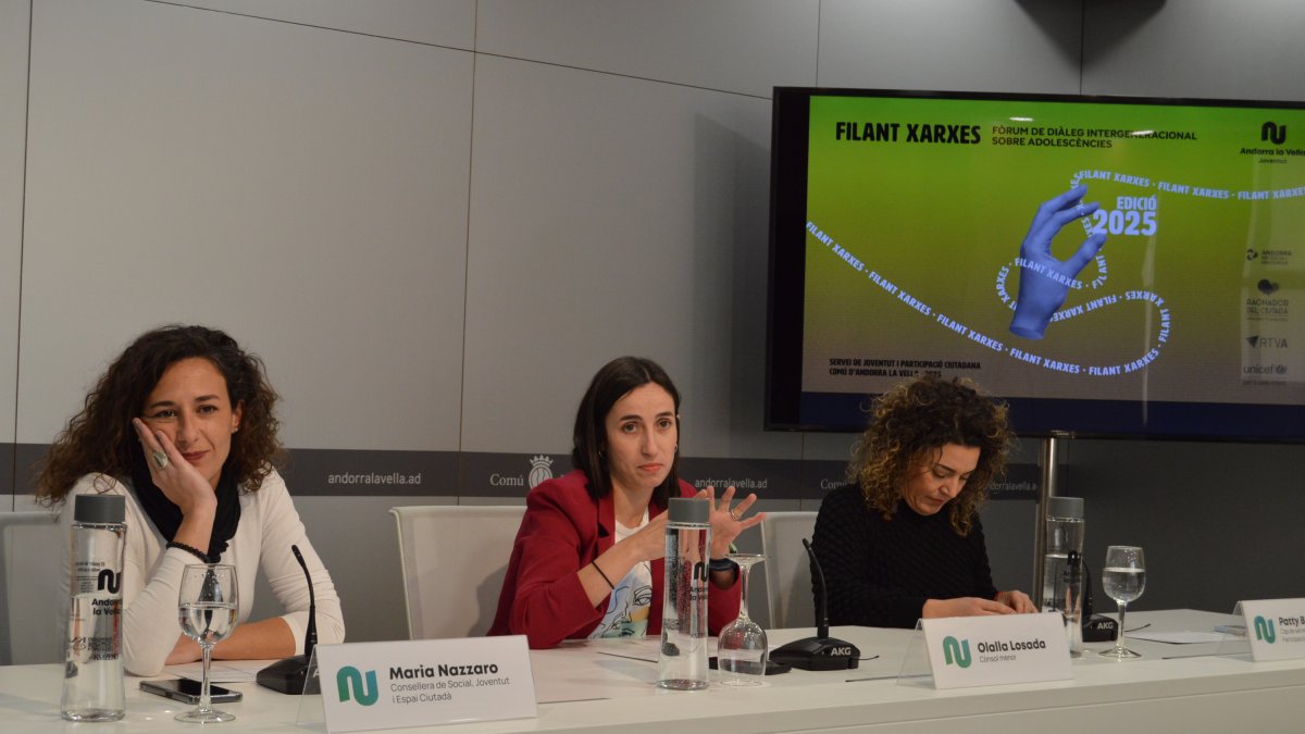 La consellera de Social, Joventut i Espai Ciutadà, Maria Nazzaro; la cònsol menor, Olalla Losada i la cap del servei de Joventut i Participació Ciutadana, Patty Bafino, durant la presentació