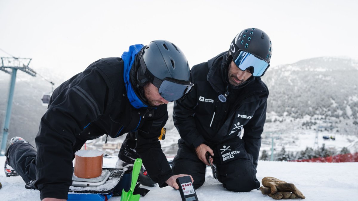 Membres de la federació realitzant els controls