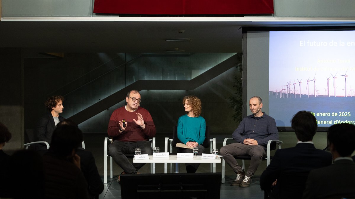 Antonio Turiel, Laura Trapero i Oriol Travesset durant la conferència