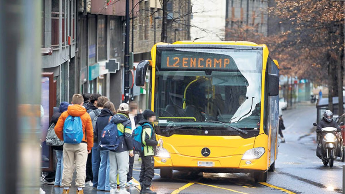 Un autobús de la companyia circulant per la capital.