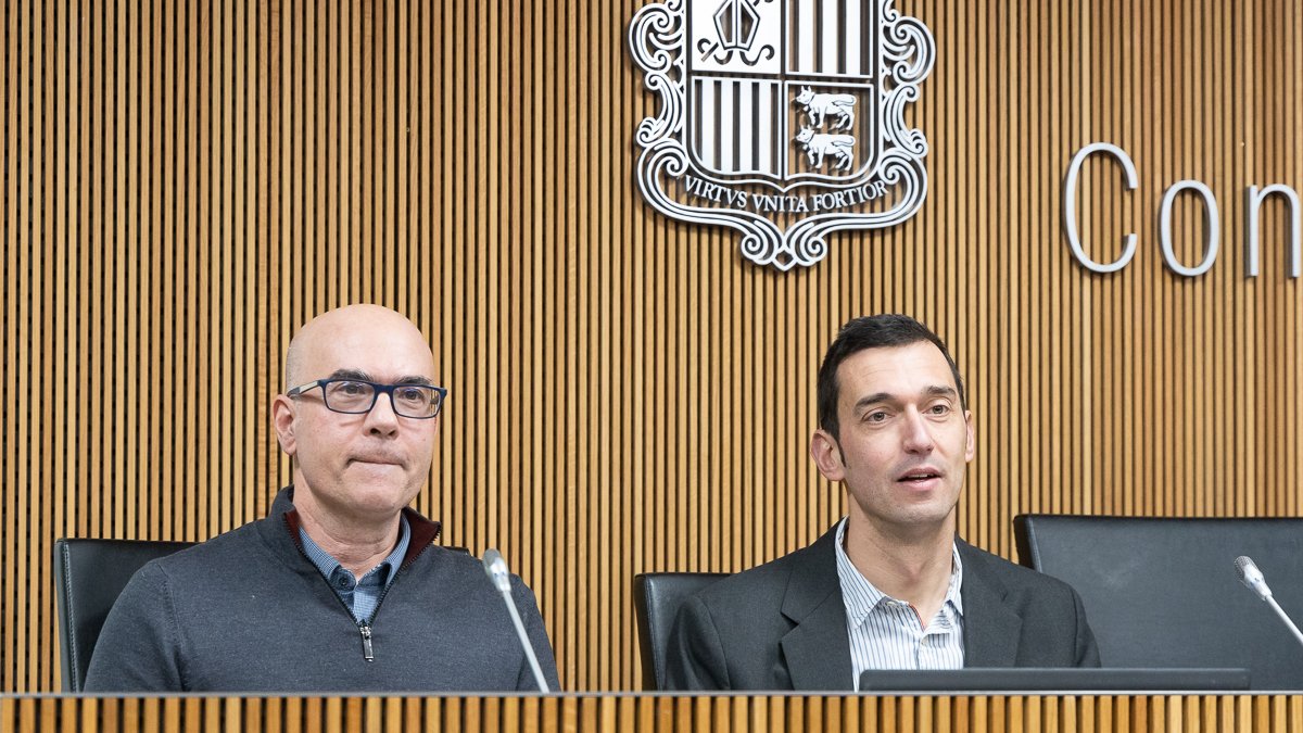 Vicenç Jorge i José Luis González, durant la compareixença sobre el creixement urbanístic sostenible