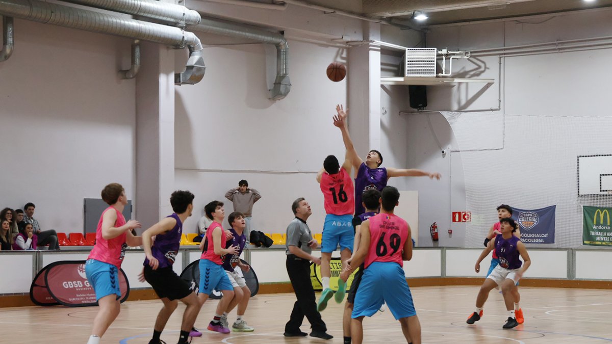 Alumnes de batxillerat de l'Escola Andorrana i del Col·legi Sant Ermengol durant el primer partit de la Copa Colegial al poliesportiu LAUesport.