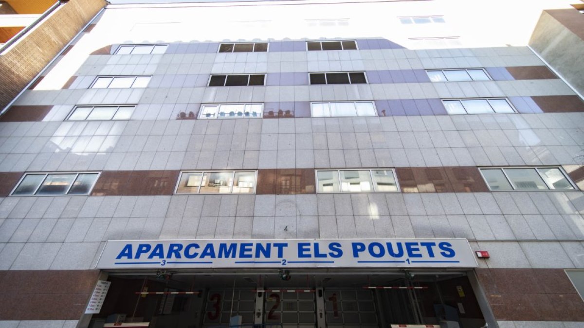 La façana de l'aparcament dels Pouets
