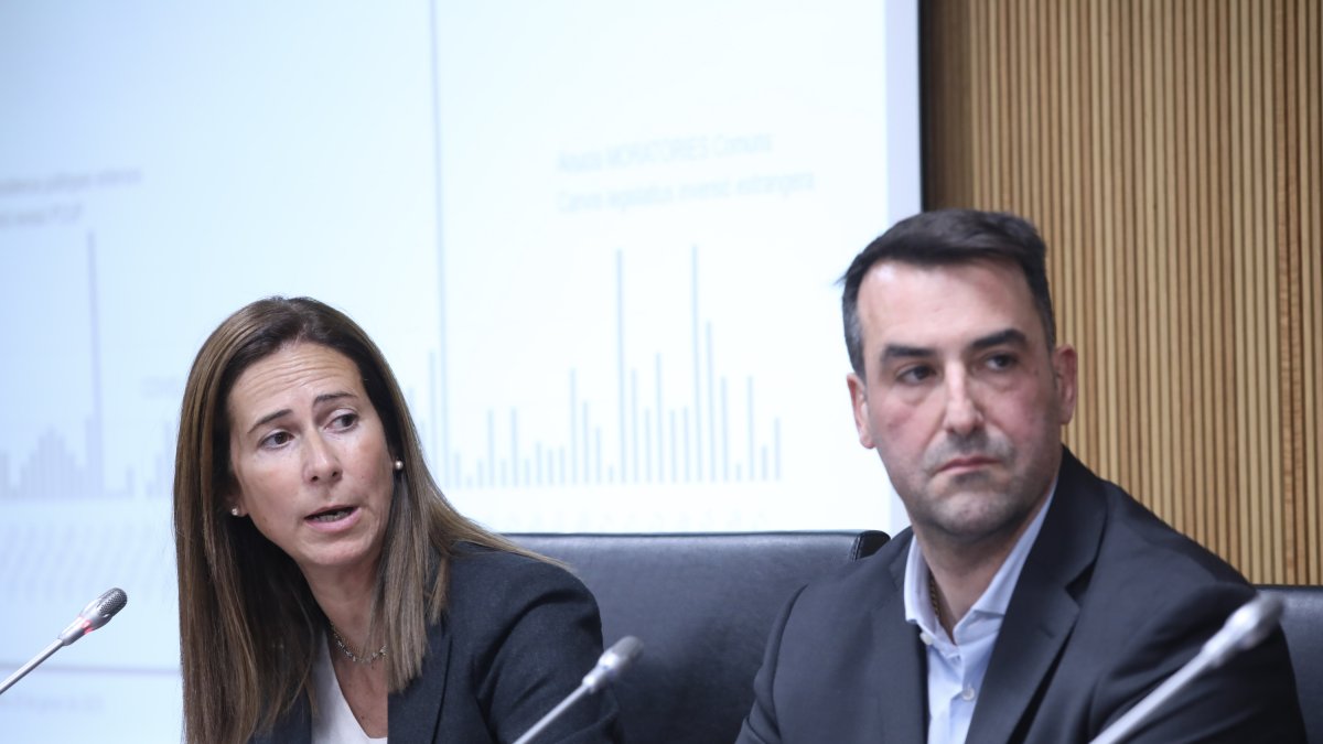 La gerent i el president de l’Acoda, ahir al Consell General.