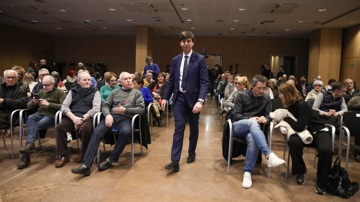 El cònsol major d’Andorra la Vella, Sergi González, abans de començar la reunió de poble.