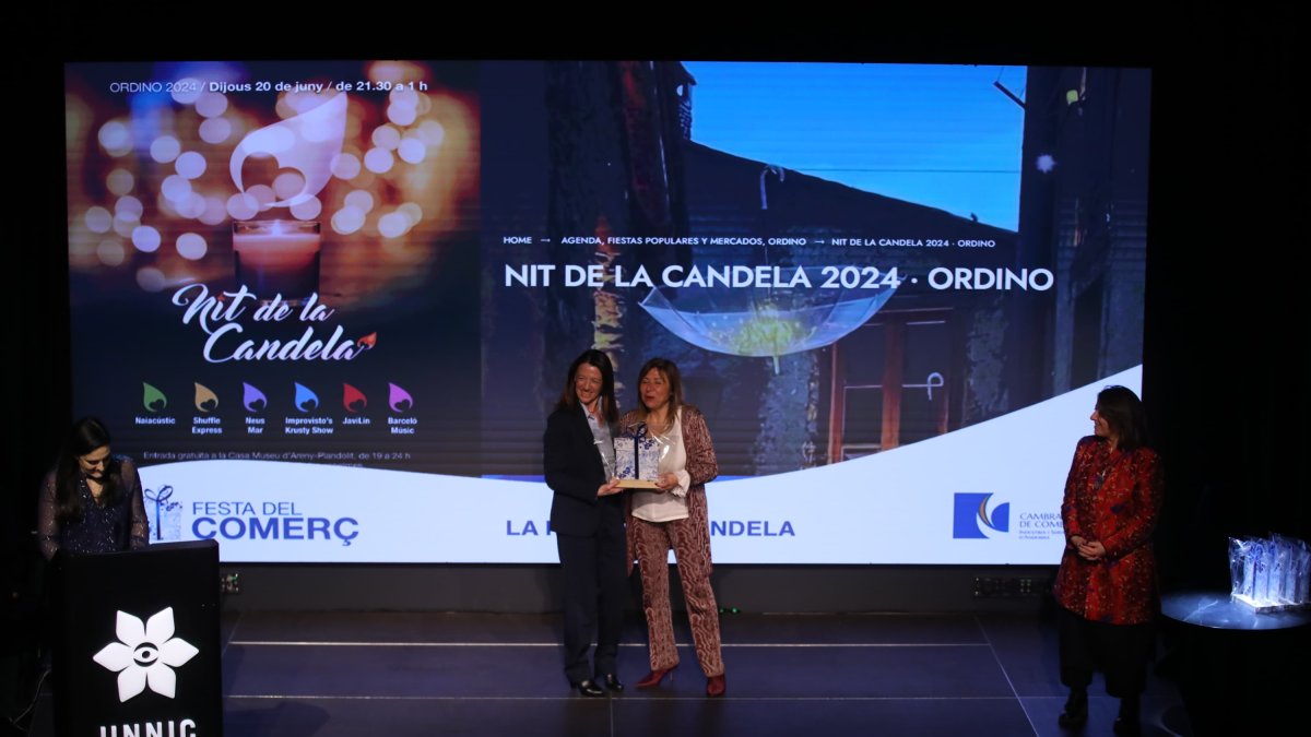 La Cònsol major d'Ordino, Maria del Mar Coma, recollint el premi de mans de la ministra Conxita Marsol