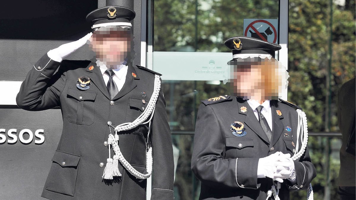 Dos agents del cos de penitenciaris.