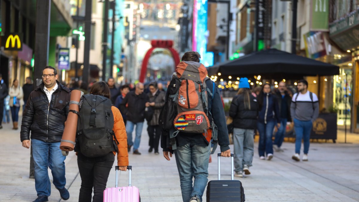 Turistes a l’eix comercial.