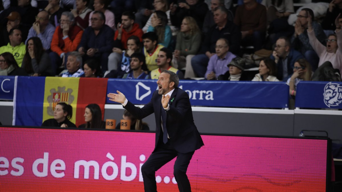 Joan Plaza, durant el duel davant del València Basket.