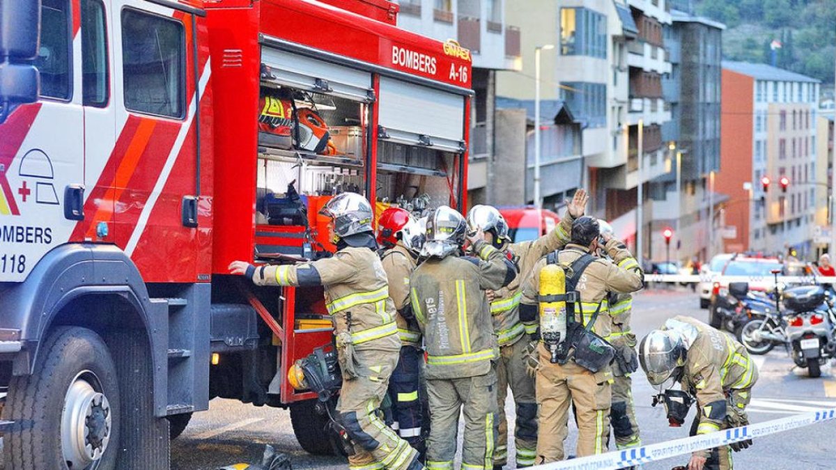 Els bombers en una intervenció anterior