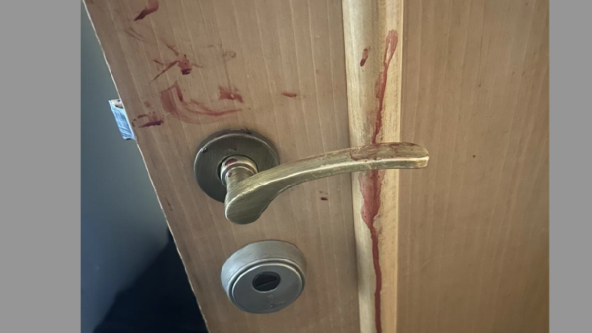 Restes de sang a la porta del pis on el turista ebri va acabar entrant