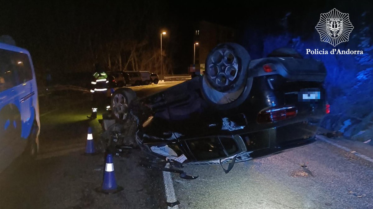 El vehicle bolcat en l'accident de la Traba de Canillo