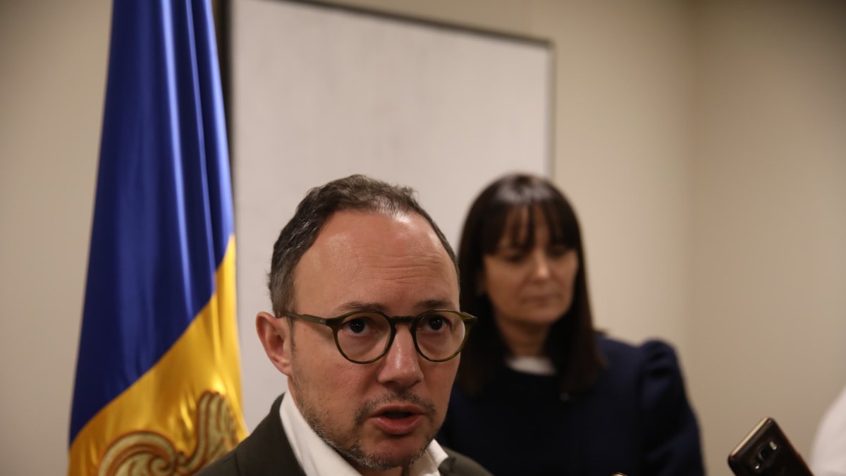 Xavier Espot i Mònica Bonell en la compareixença avui davant els mitjans