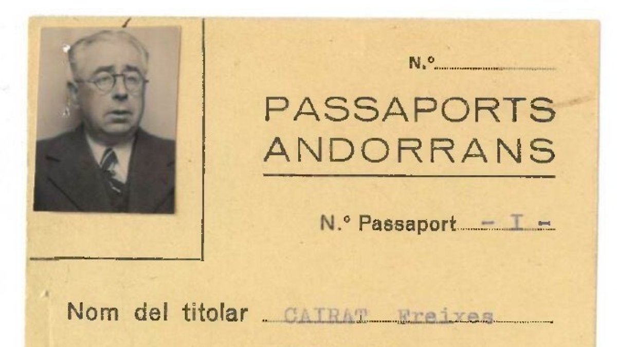 El primer passaport andorrà expedit al síndic general, Francesc Cairat