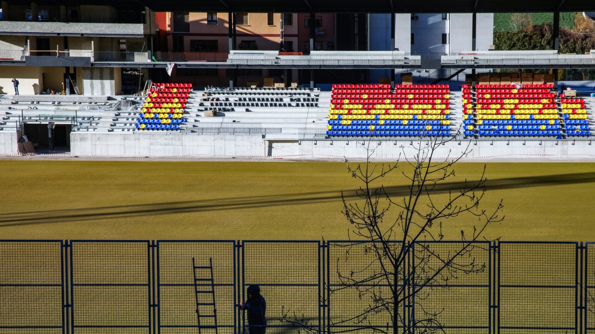 La ministra d’Esports, Mònica Bonell, i el nou estadi de la federació a Encamp, ahir.