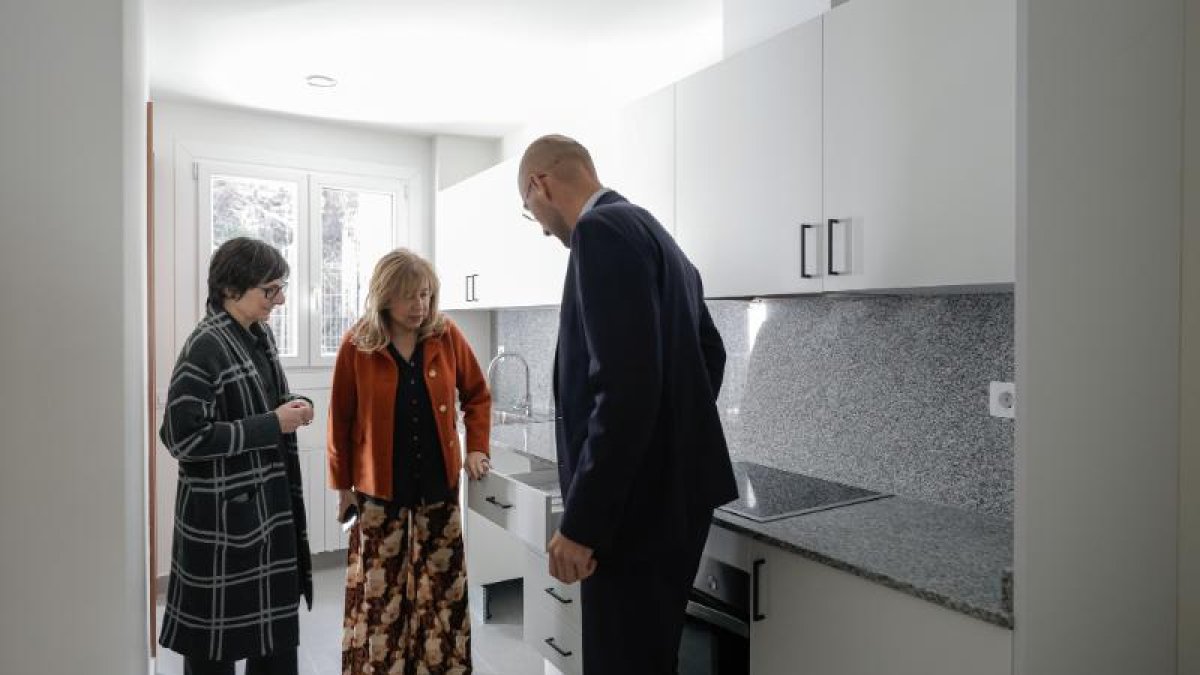 La ministra de Presidència, Economia, Treball i Habitatge, Conxita Marsol, juntament amb el secretari d’Estat, Jordi Puy, i la directora de l’INH, Marta Alberch, en la visita dels pisos.