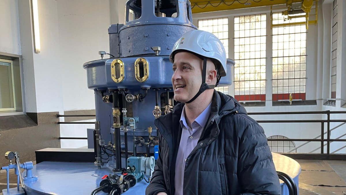 Jordi Travé durant la presentació del manteniment del grup generador número 2 de la central hidroelèctrica