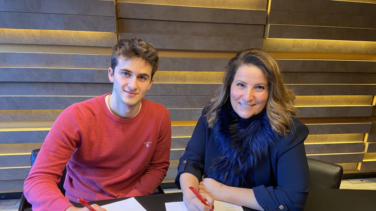 Frank Porté i Maria Suárez durant l'acte de signatura