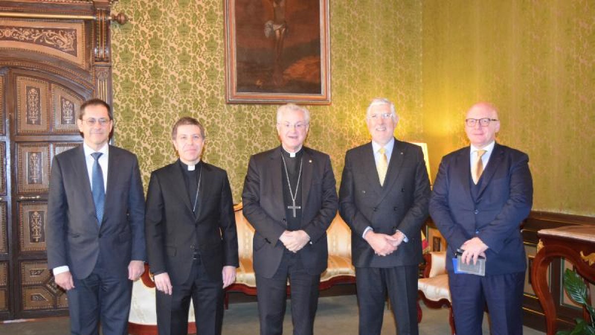El copríncep episcopal, Joan-Enric Vives, amb l'ambaixador de Portugal, João Mira Gomes