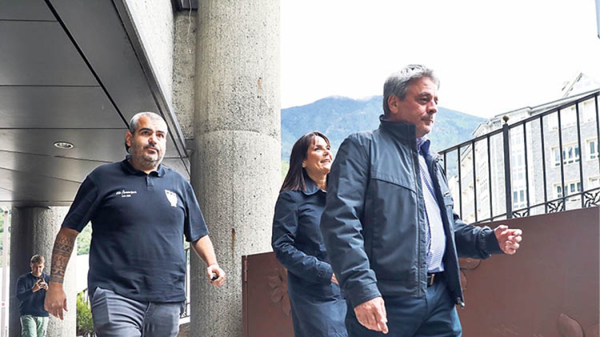 El president del VPC, la ministra Mònica Bonell i el president de la FAR.