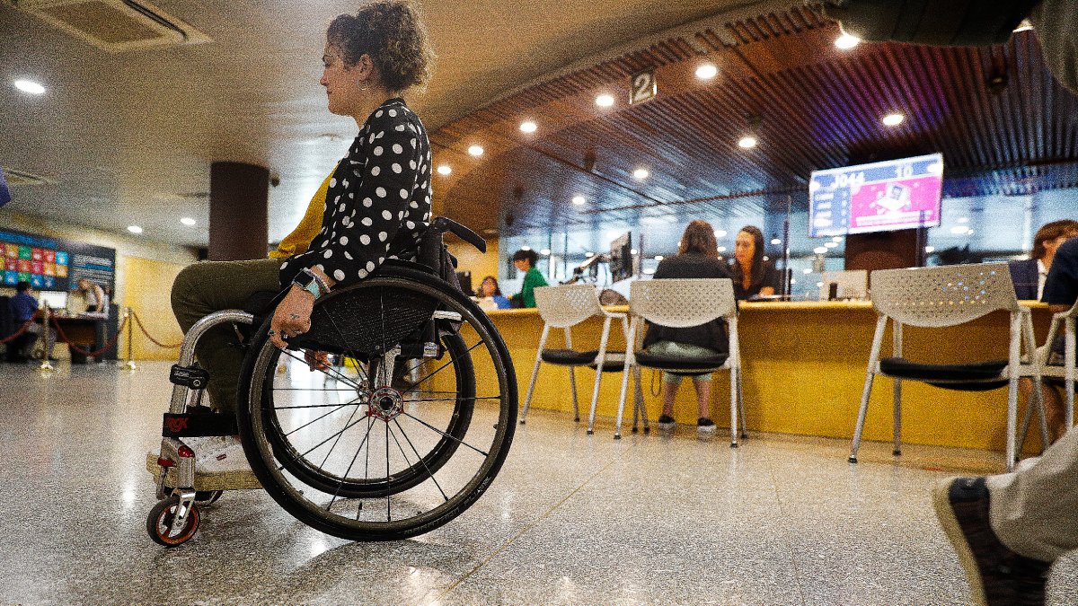 Una persona en cadira de rodes a l’edifici administratiu del Govern.