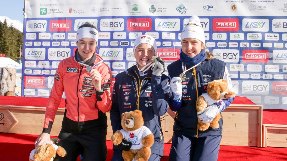 Gina del Rio, a l’esquerra, amb la medalla de plata aconseguida ahir.