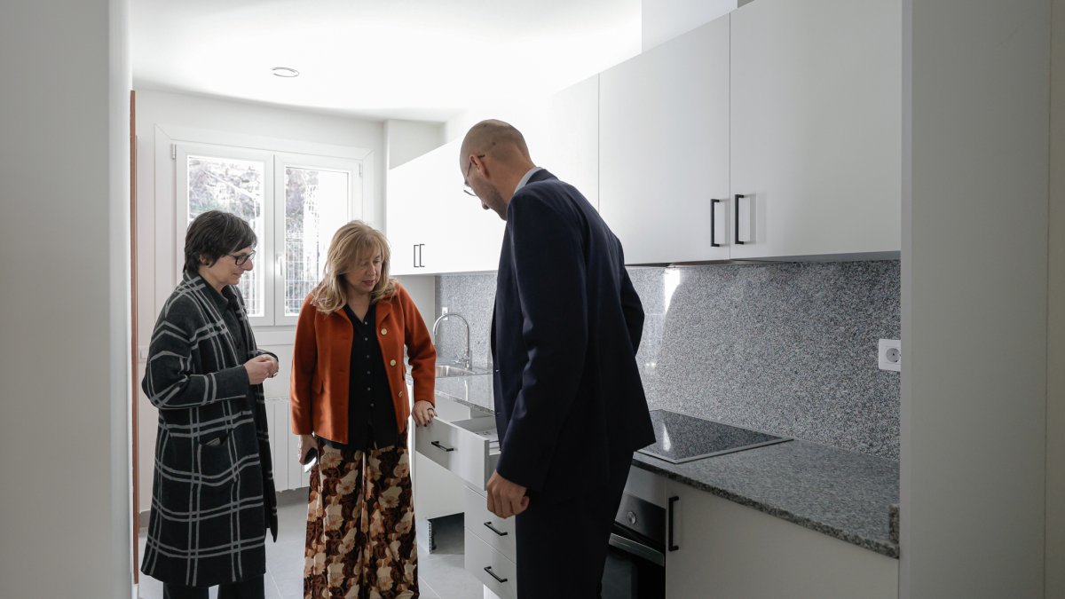 La ministra Marsol en una visita recent als pisos.