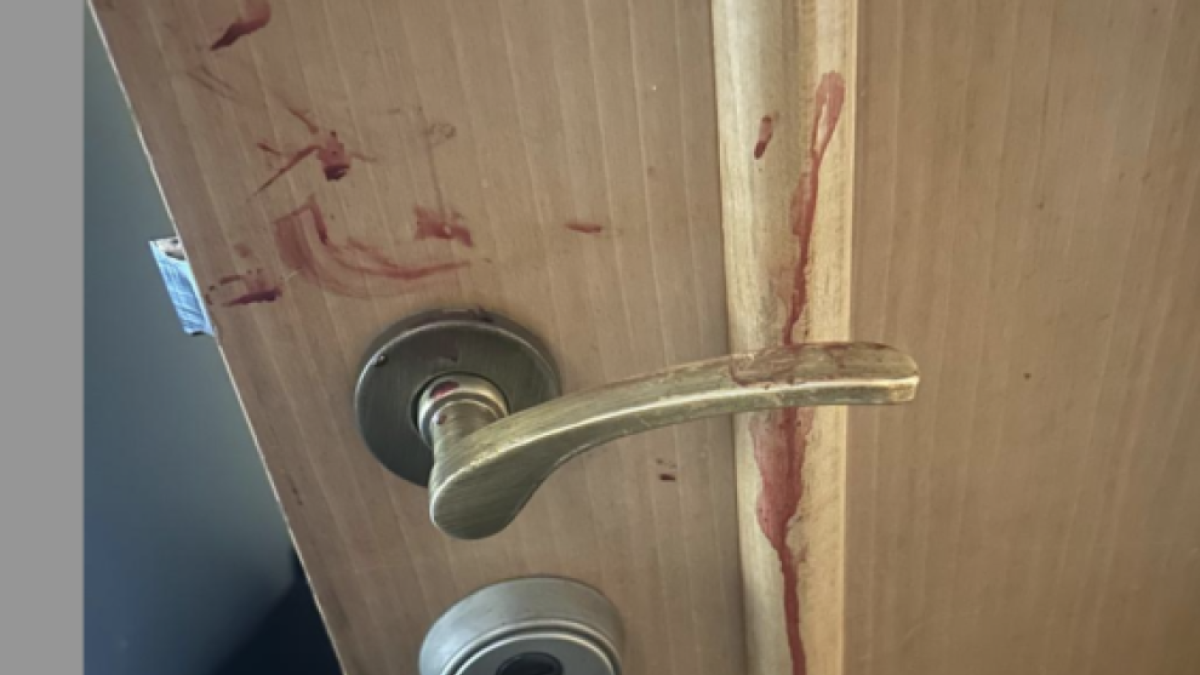 Restes de sang a la porta del pis on el turista ebri va entrar.