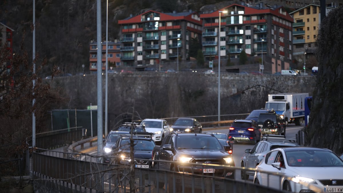Retencions d'entrada a Escaldes per Encamp a causa dels talls