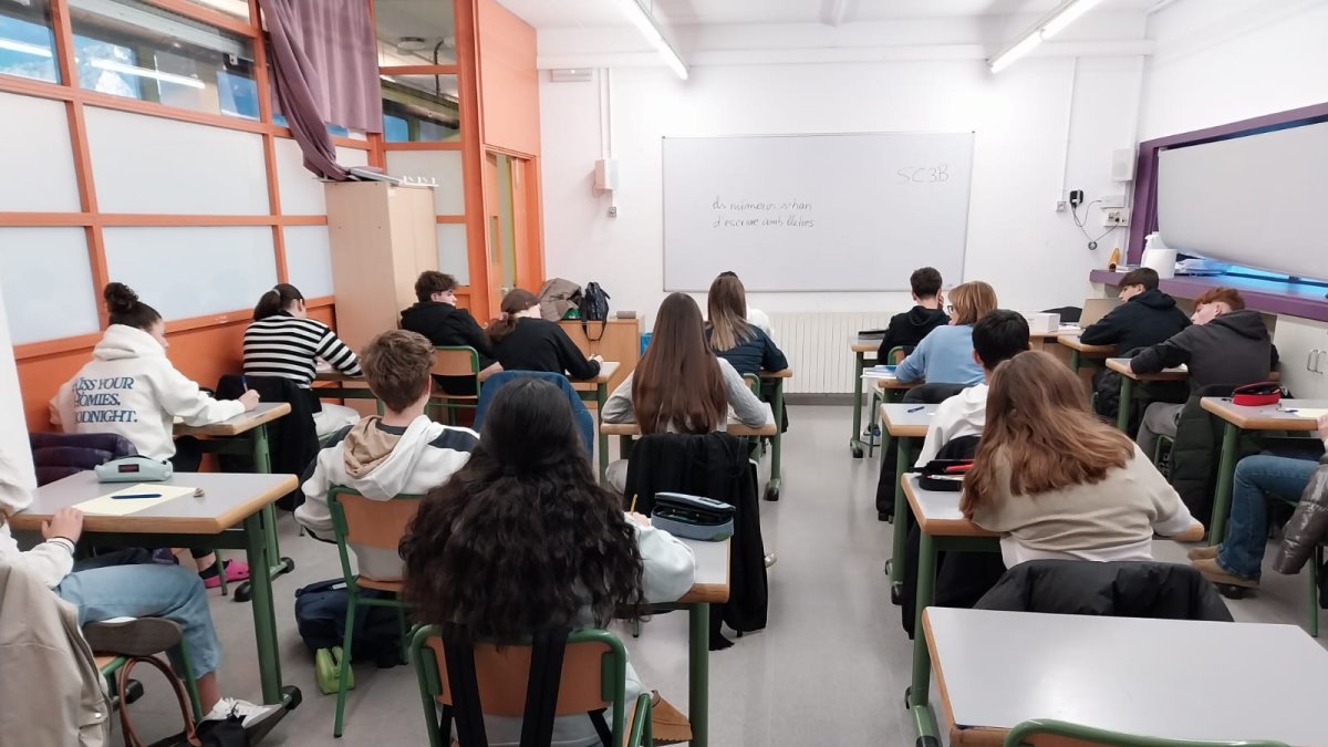 Un moment del dictat nacional a l'escola andorrana de Santa Coloma