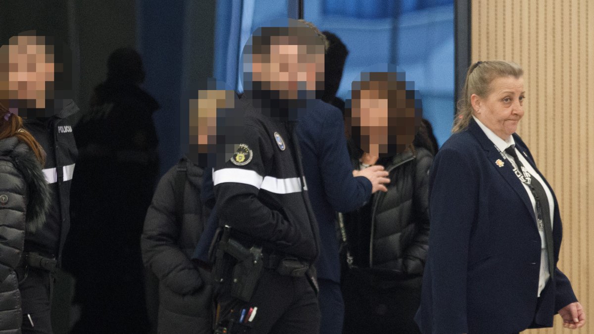 L'excap d'inspecció de la CASS darrere un agent en una pausa del judici d'avui