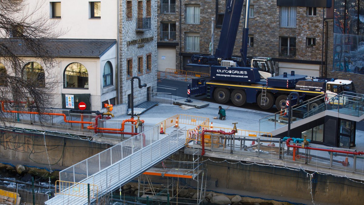 La passarel·la es va acabar d’instal·lar ahir.