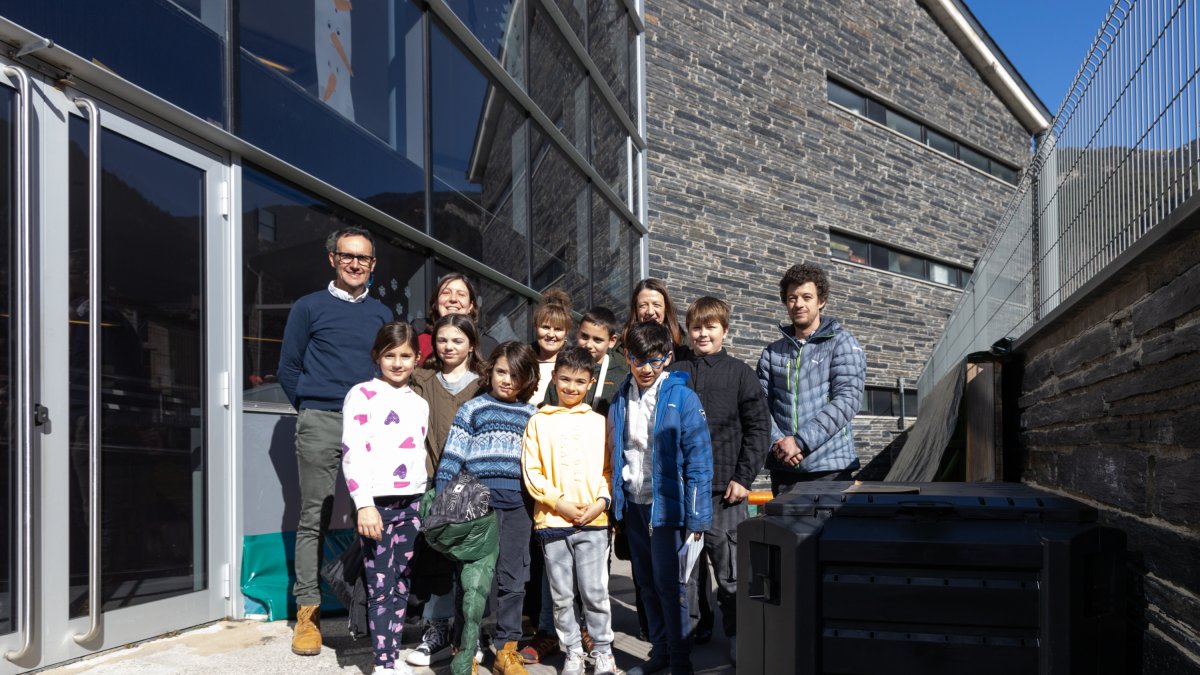 Els infants d'Ordino reben el nou compostador
