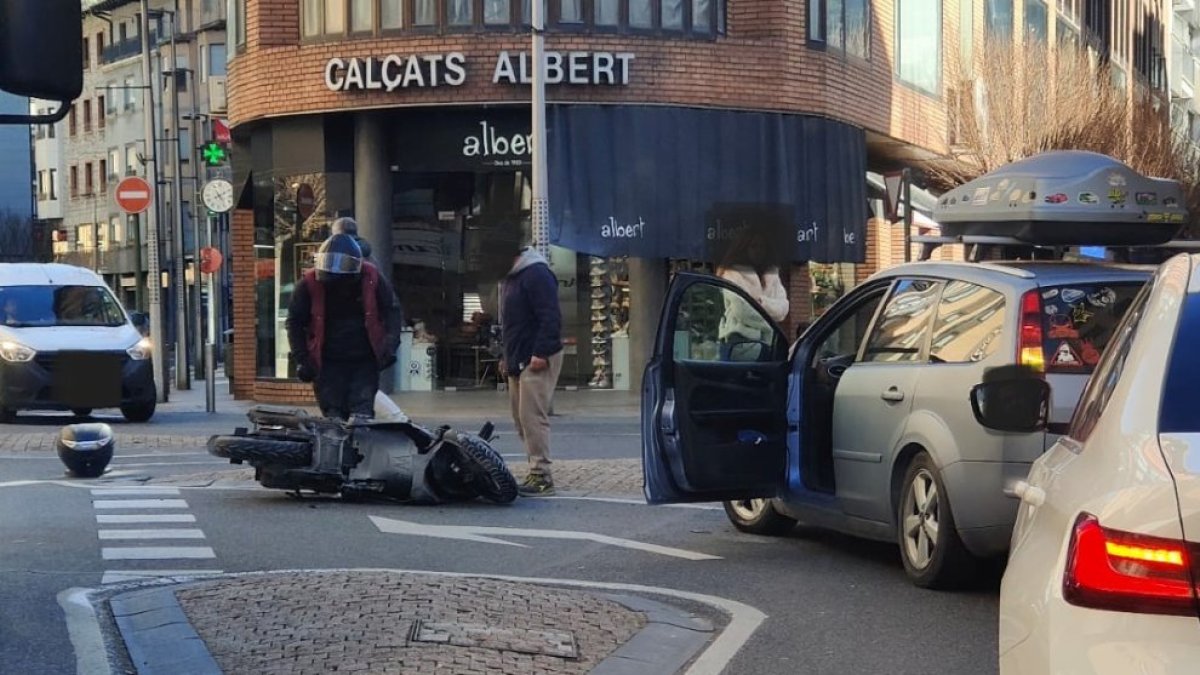 La moto després de l’accident.